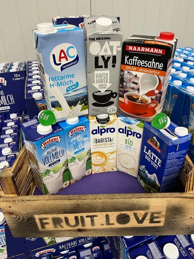 Milch und Milchalternativen wie Hafer- und Mandelmilch