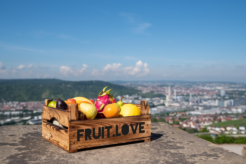 FRUIT.LOVE Obstkiste vor der Grabkapelle in Stuttgart